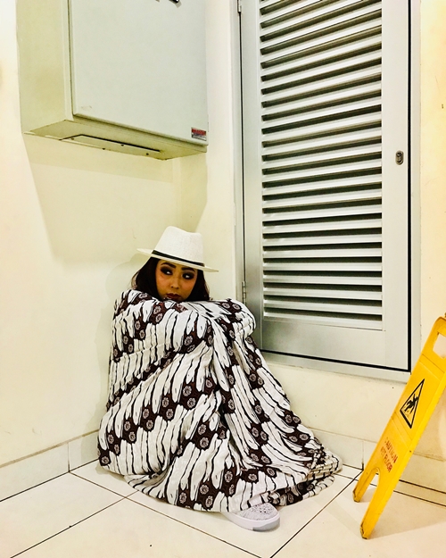 5 Gaya kocak Soimah promosikan sarung Sudjiwo Tejo, bikin ngakak gemes