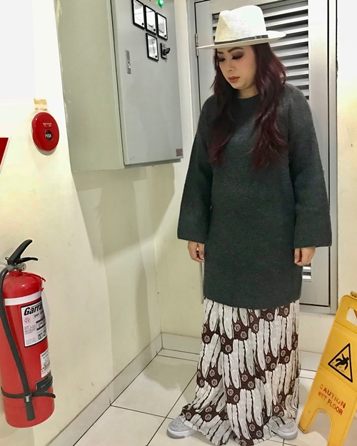 5 Gaya kocak Soimah promosikan sarung Sudjiwo Tejo, bikin ngakak gemes