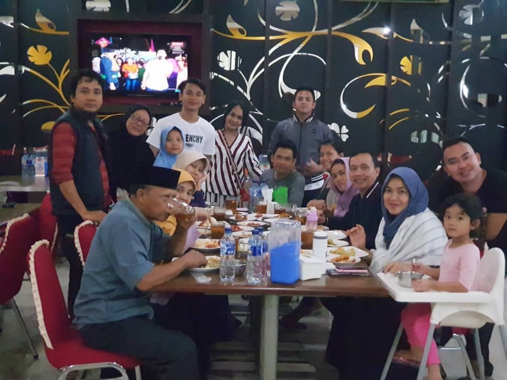 Meski Tajir, ultah Abdul Rozak ayah Ayu Ting Ting dirayakan sederhana