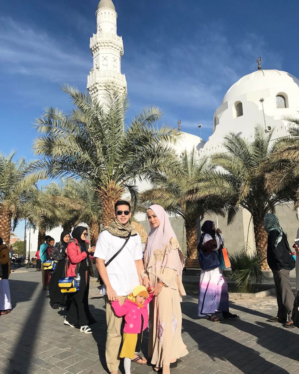 Tetap romantis, begini gaya 8 pasangan seleb saat ibadah umrah