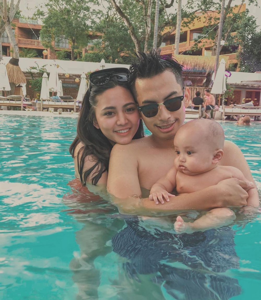 Pasangan romantis, 7 potret Rachel Vennya peluk suami dari belakang