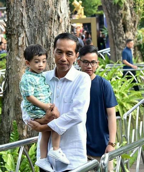 10 Momen Jokowi Ngabuburit bersama keluarga, sederhana banget