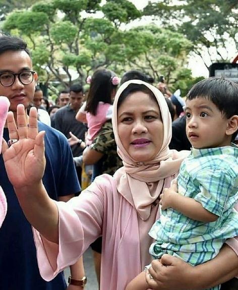 10 Momen Jokowi Ngabuburit bersama keluarga, sederhana banget