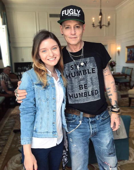 Makin tua, foto terbaru Johnny Depp bareng fans ini bikin pangling