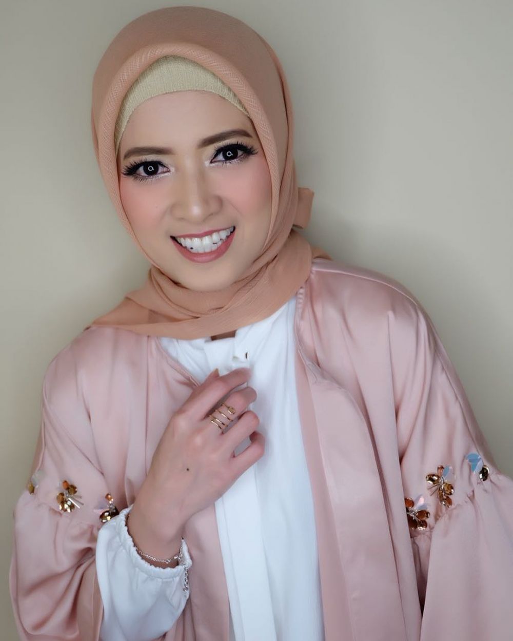 10 Pesona Chika Jessica dengan balutan hijab, adem & bikin hati teduh