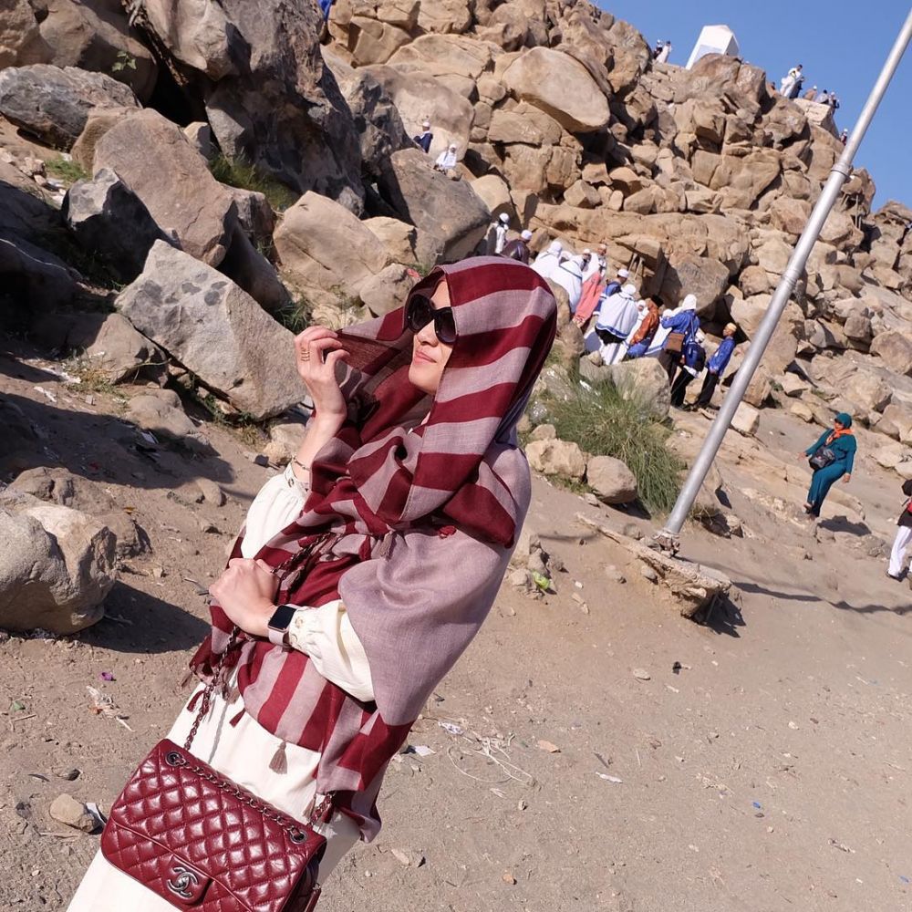 10 Pesona Chika Jessica dengan balutan hijab, adem & bikin hati teduh