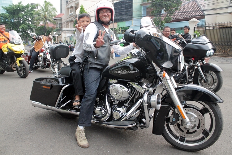 Begini keseruan para anak yatim ngabuburit sambil naik moge   