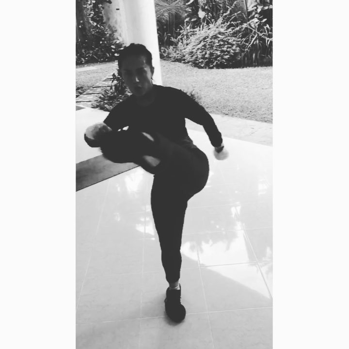 7 Gaya Krisdayanti saat olahraga, tubuhnya lentur banget