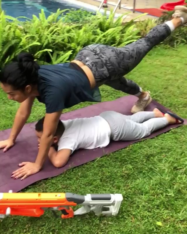 7 Gaya Krisdayanti saat olahraga, tubuhnya lentur banget