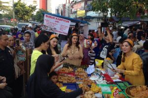 Serunya berburu takjil impor yang jadi langganan seleb