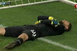 Kiper ini pura-pura cedera di tengah pertandingan agar bisa buka puasa