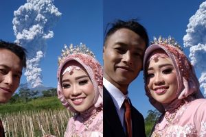 Potret langka, pasangan ini prewed dengan latar Gunung Merapi erupsi