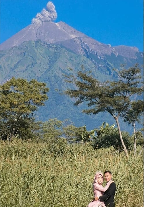 Potret langka, pasangan ini prewed dengan latar Gunung Merapi erupsi