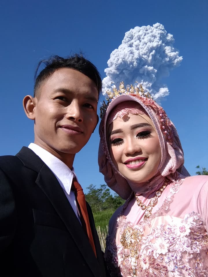 Potret langka, pasangan ini prewed dengan latar Gunung Merapi erupsi