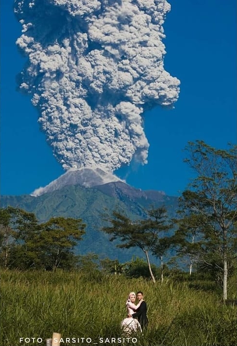 Potret langka, pasangan ini prewed dengan latar Gunung Merapi erupsi