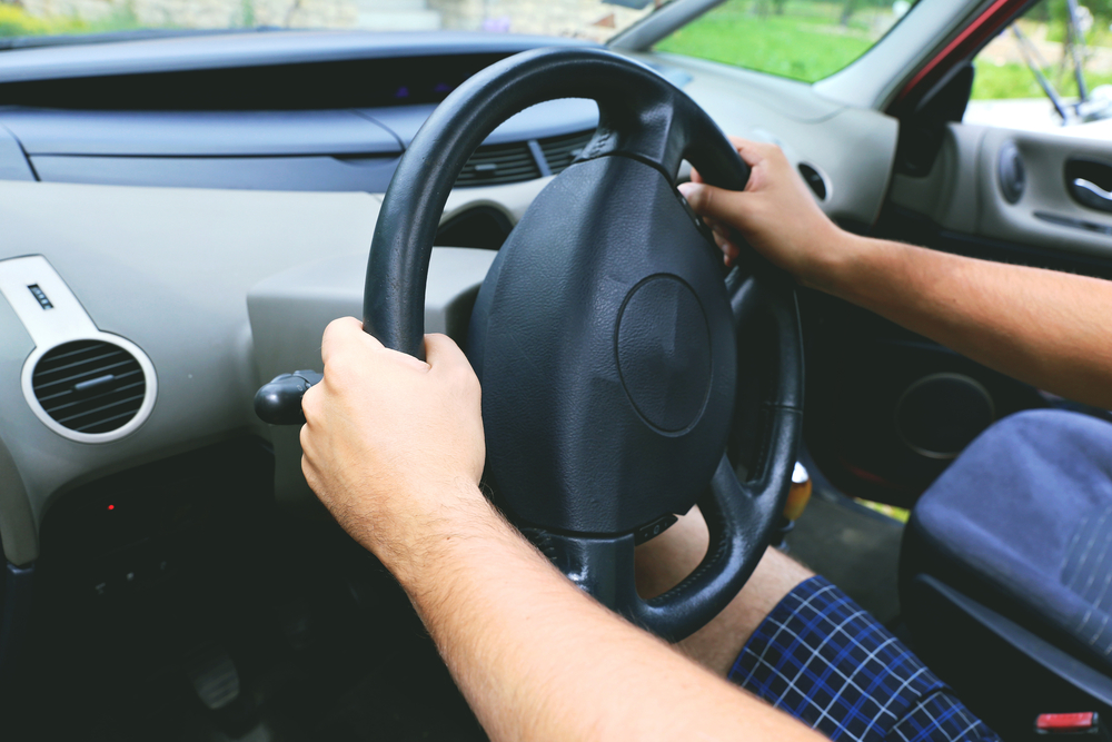 10 Cara berkendara yang sering kamu lakukan ini ternyata salah