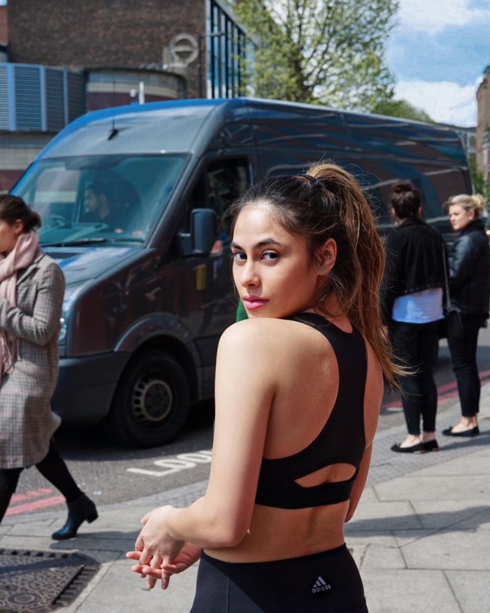 Selalu tampil eksotis, ini 8 pose Valerie Thomas saat pamer pundak