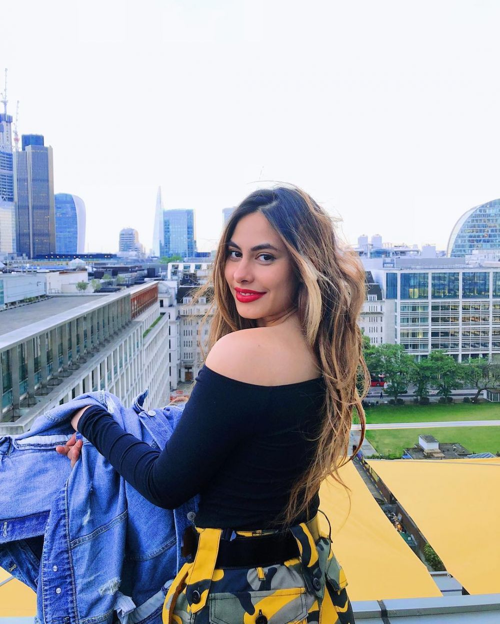 Selalu tampil eksotis, ini 8 pose Valerie Thomas saat pamer pundak