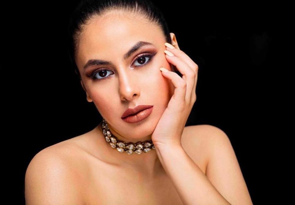 Selalu tampil eksotis, ini 8 pose Valerie Thomas saat pamer pundak