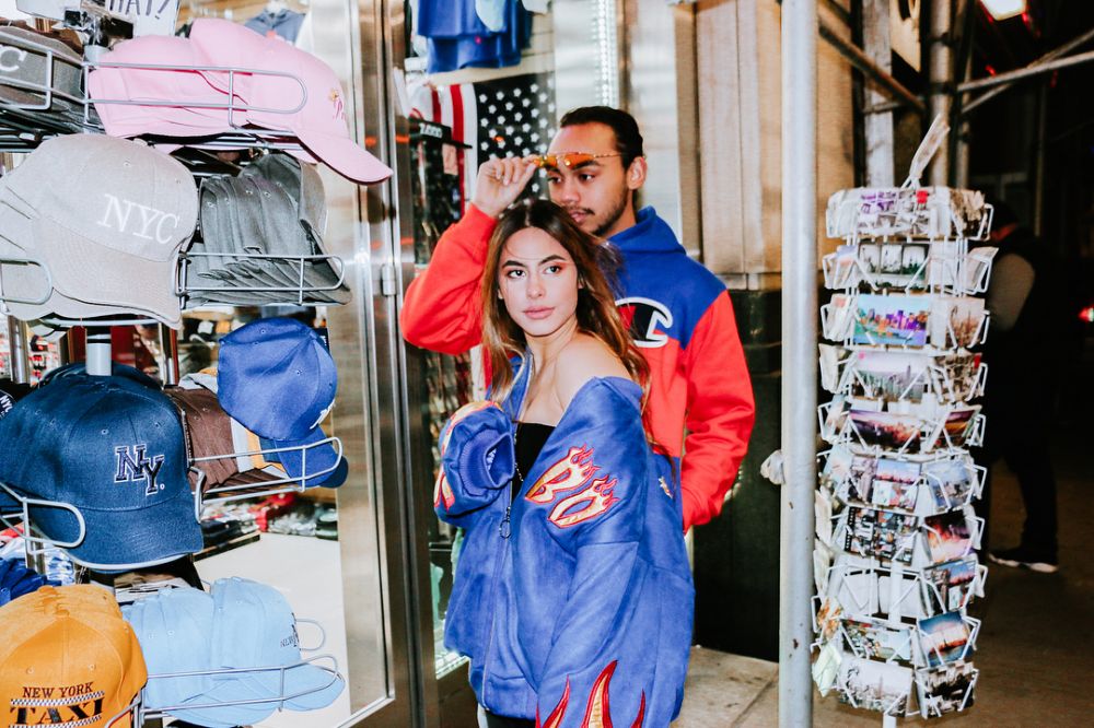 Selalu tampil eksotis, ini 8 pose Valerie Thomas saat pamer pundak