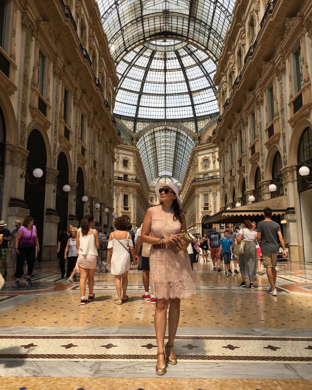 11 Gaya glamor Tata Cahyani, mantan istri Tommy yang makin menawan