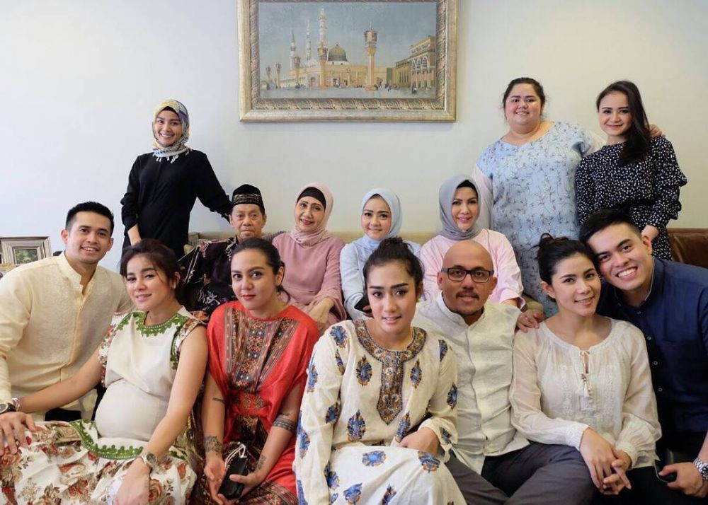 10 Momen kebersamaan Olla Ramlan dengan abahnya semasa hidup