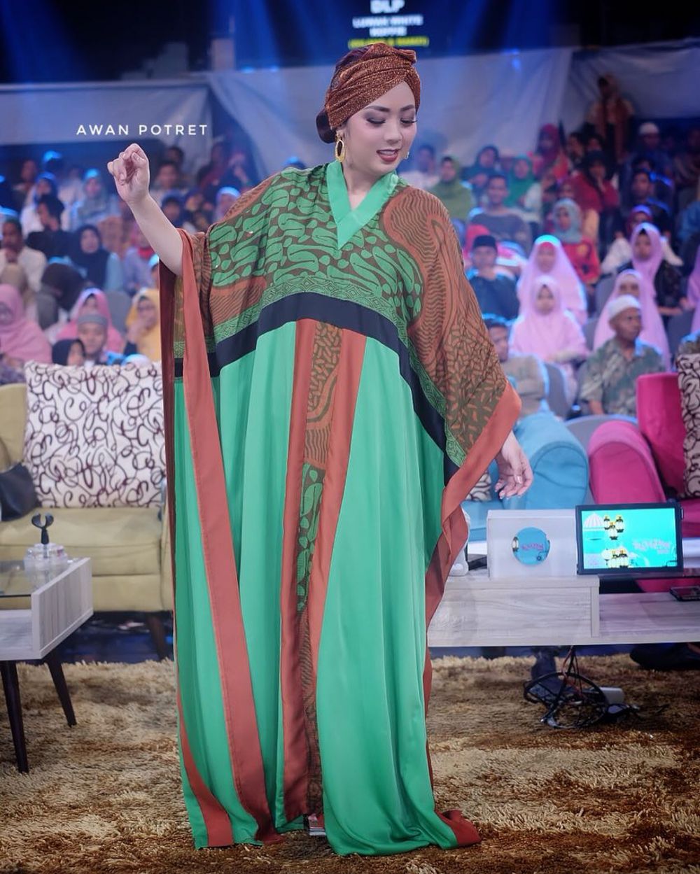 10 Gaya Soimah kenakan kaftan, dari pose bak model sampai kocak 