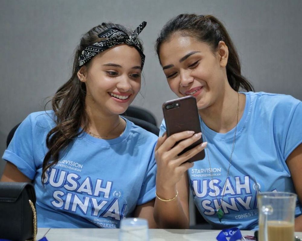 Aslinya belum menikah, 5 seleb ini totalitas banget perankan sosok ibu