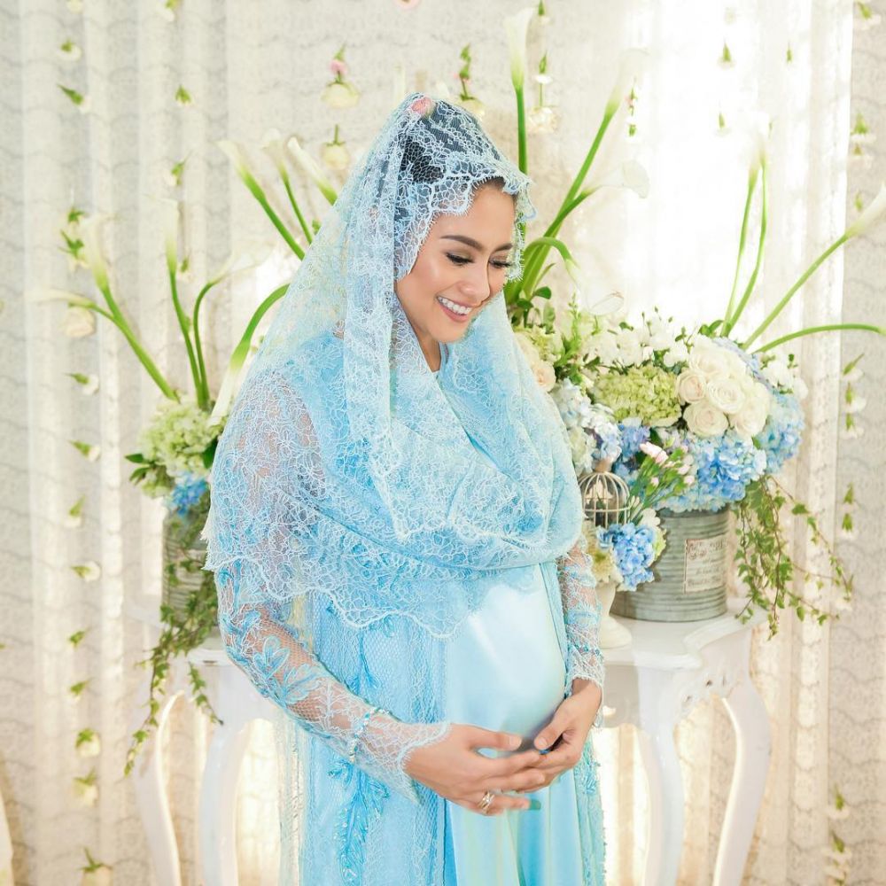 10 Gaya Rini Yulianti hamil anak pertama, tetap stylish & memesona