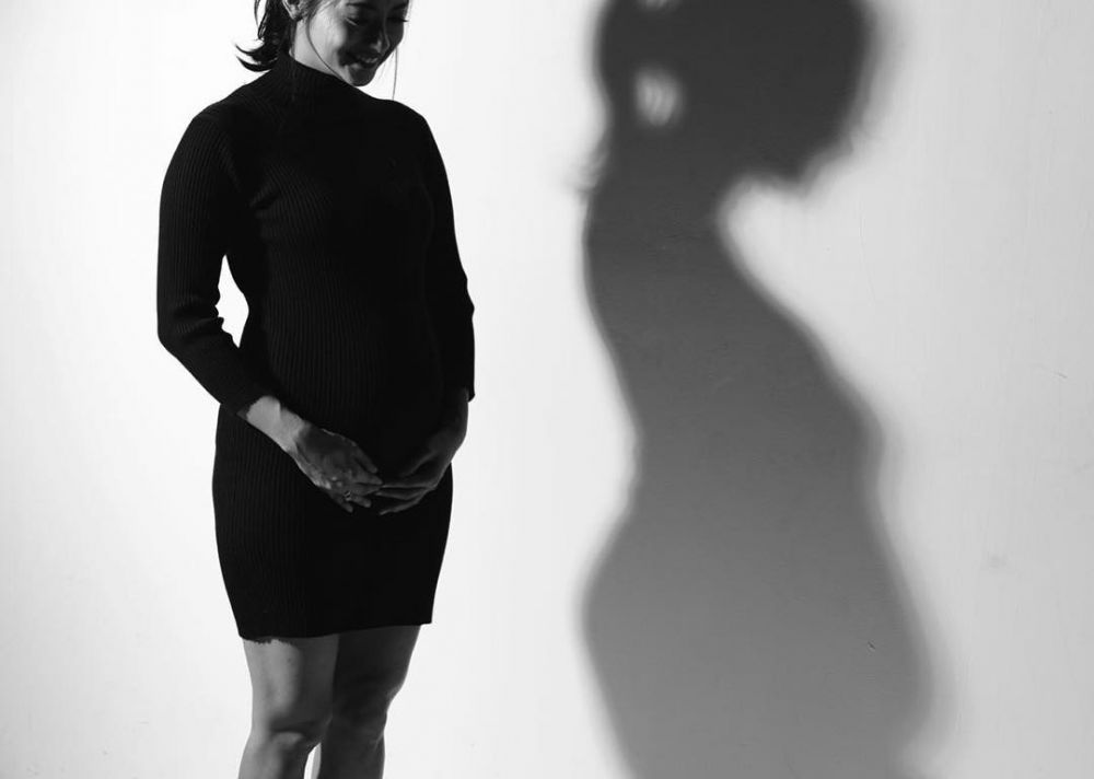 10 Gaya Rini Yulianti hamil anak pertama, tetap stylish & memesona