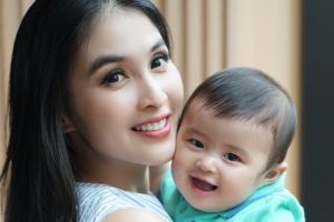 Latihan beri MPASI anaknya di usia 5 bulan, Sandra Dewi tuai protes