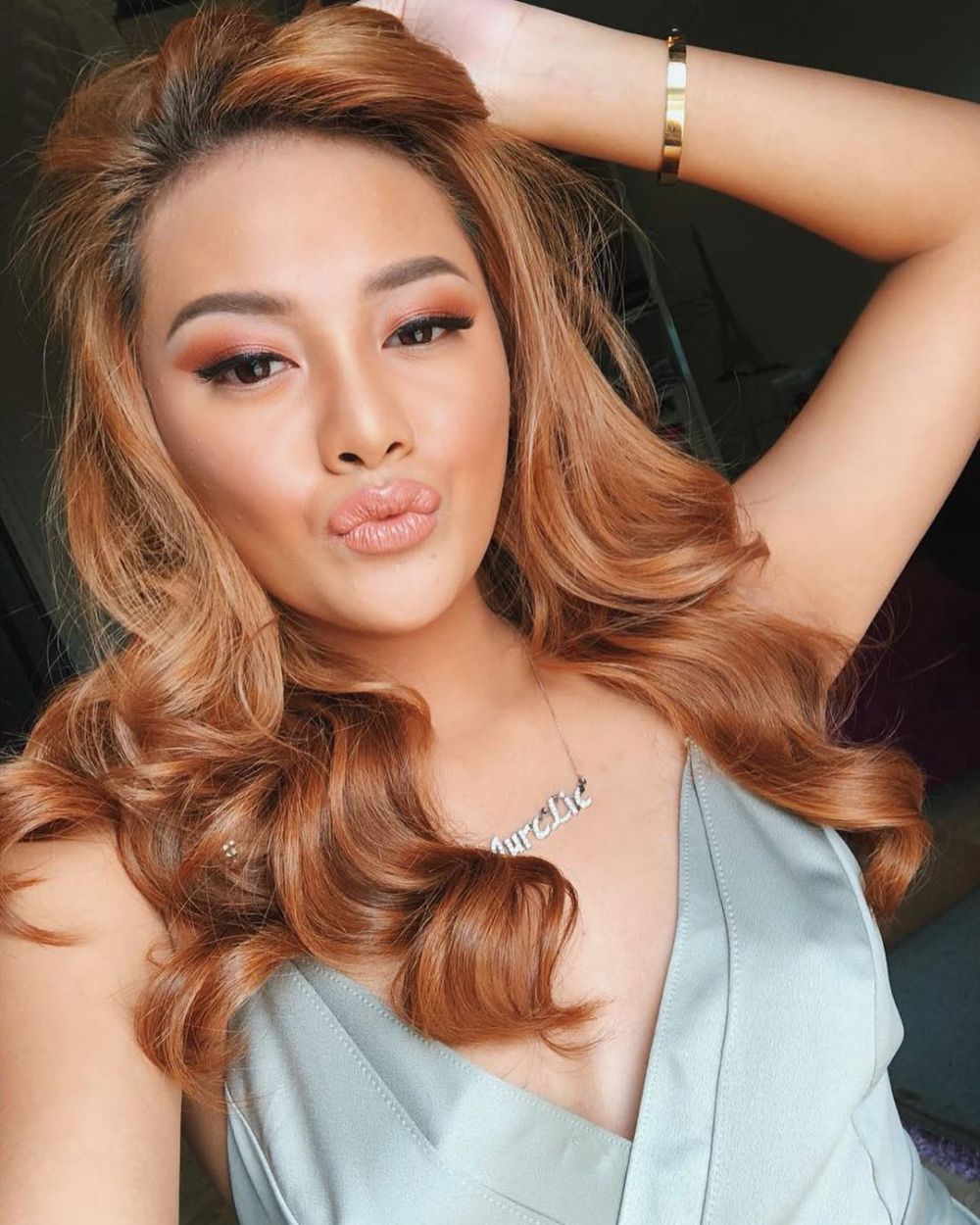 Pamer foto habis makeup, Aurel dibilang lebih tua dari Ashanty