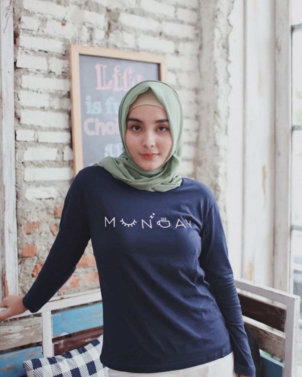 10 Gaya Isnaini Fauziah, hijaber cantik anggota baru manajemen Awkarin