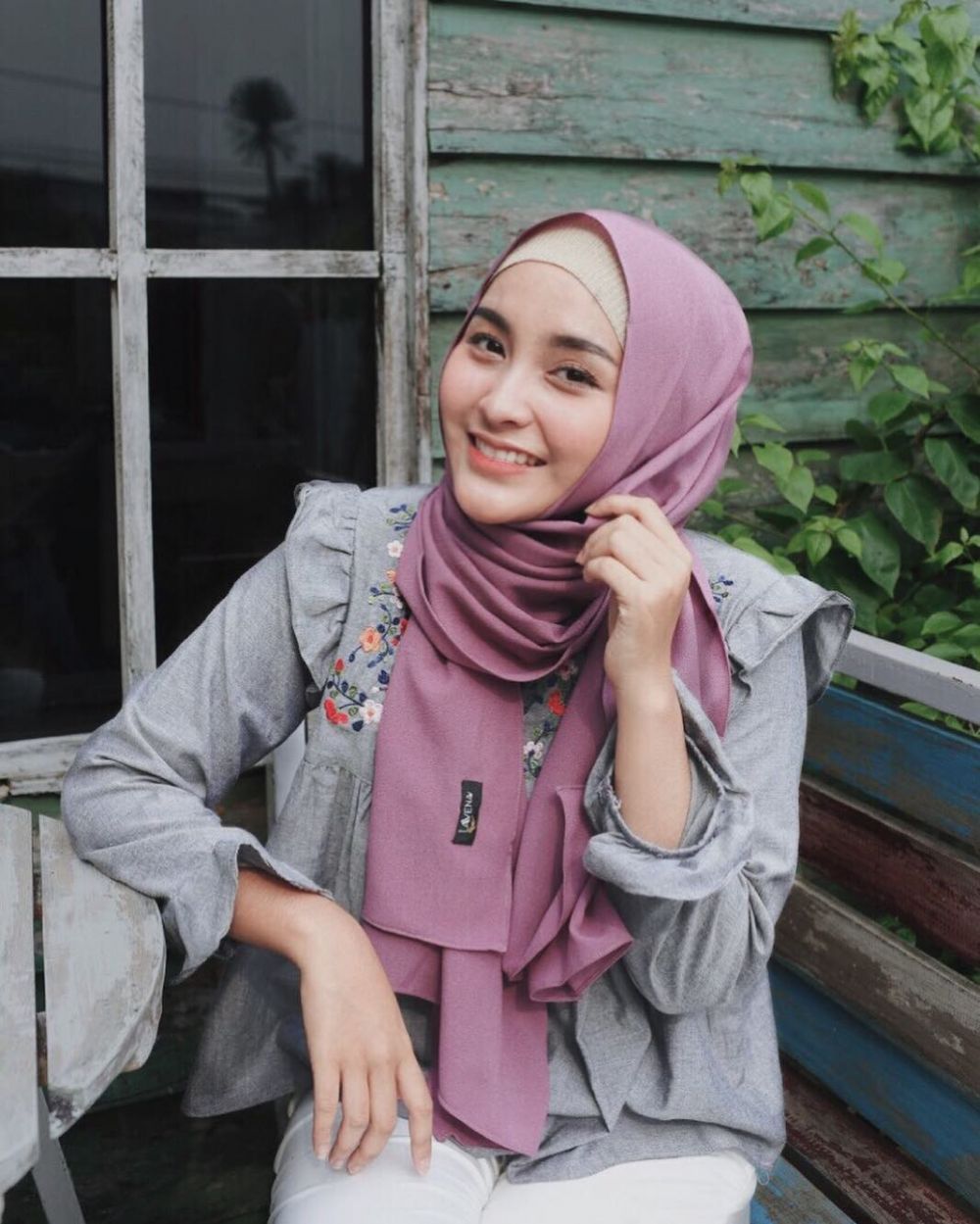 10 Gaya Isnaini Fauziah, hijaber cantik anggota baru manajemen Awkarin