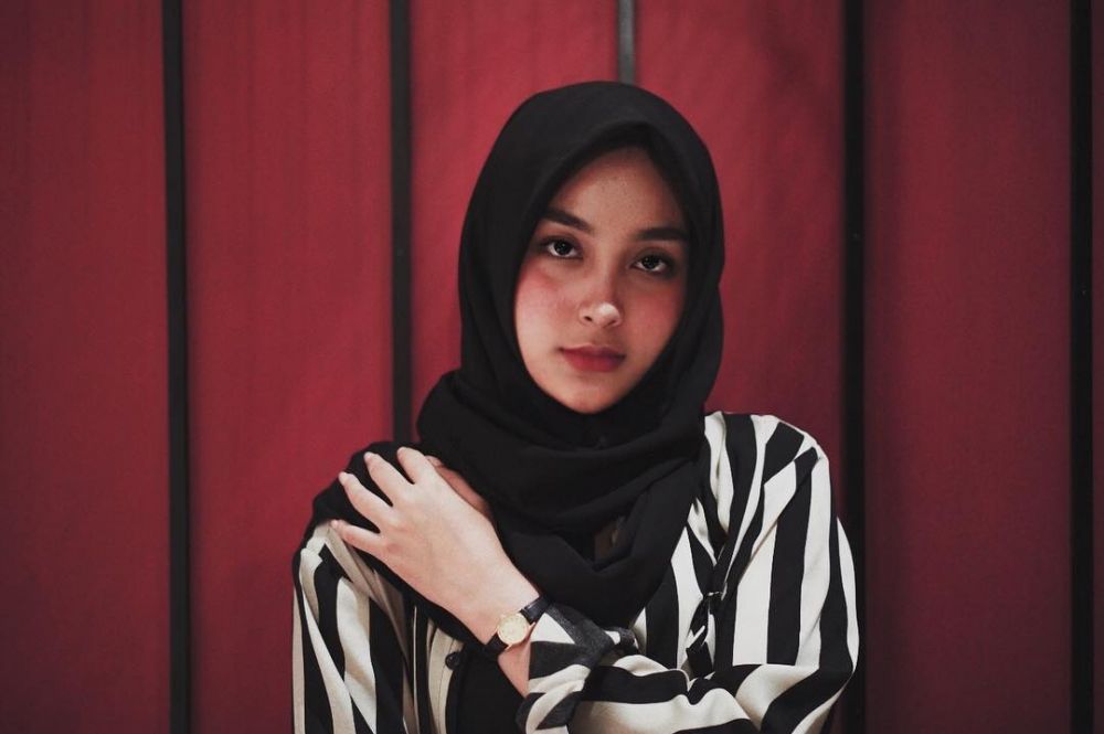 10 Gaya Isnaini Fauziah, hijaber cantik anggota baru manajemen Awkarin
