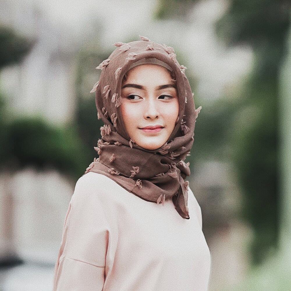 10 Gaya Isnaini Fauziah, hijaber cantik anggota baru manajemen Awkarin