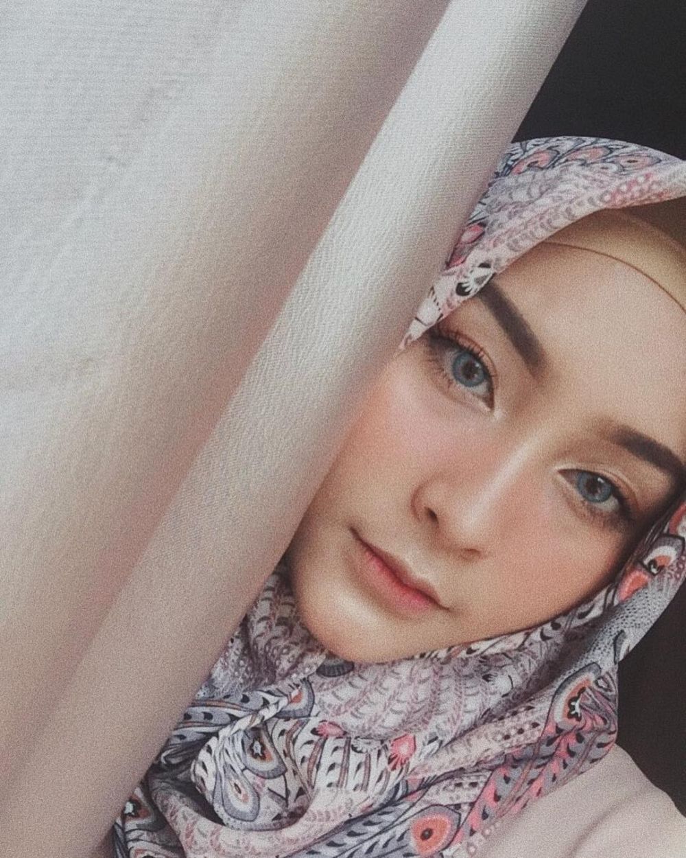 10 Gaya Isnaini Fauziah, hijaber cantik anggota baru manajemen Awkarin