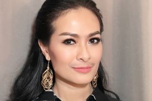 Ekspos bagian tubuh, 10 penampilan Iis Dahlia ini tuai kritikan