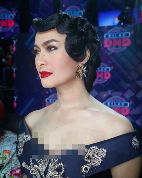 Ekspos bagian tubuh, 10 penampilan Iis Dahlia ini tuai kritikan