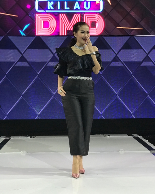 Ekspos bagian tubuh, 10 penampilan Iis Dahlia ini tuai kritikan