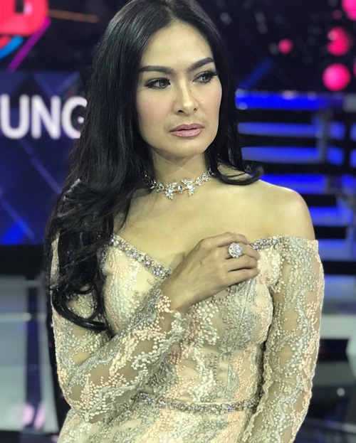 Ekspos bagian tubuh, 10 penampilan Iis Dahlia ini tuai kritikan