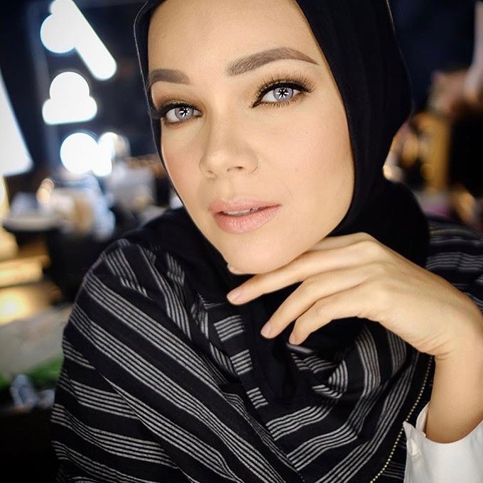 5 Gaya makeup ala Dewi Sandra ini bisa jadi inspirasi saat Lebaran