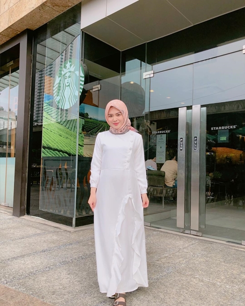 10 Ide outfit Lebaran simpel nan elegan ala Ayana Moon hijaber Korea