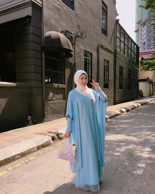 10 Ide outfit Lebaran simpel nan elegan ala Ayana Moon hijaber Korea