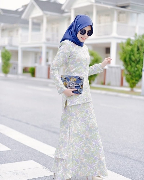 10 Ide outfit Lebaran simpel nan elegan ala Ayana Moon hijaber Korea