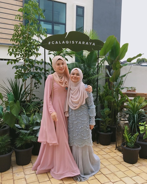 10 Ide outfit Lebaran simpel nan elegan ala Ayana Moon hijaber Korea