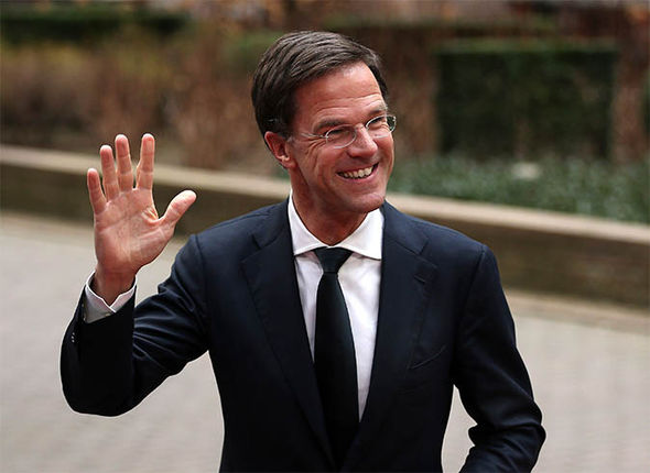 Tak sengaja tumpahkan kopi, aksi PM Belanda Mark Rutte ini bikin salut