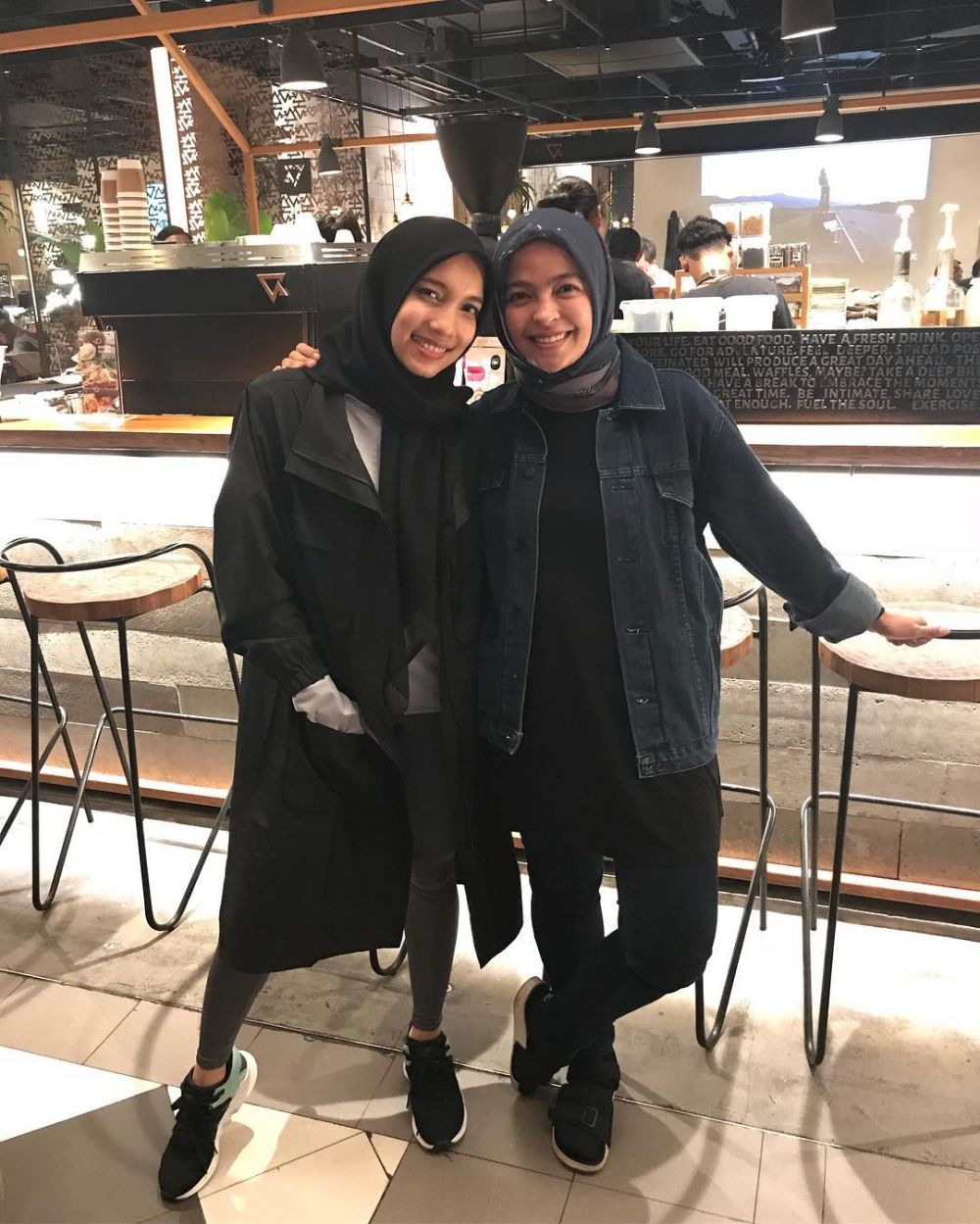 8 Gaya Tantri Kotak dengan hijab hitam, pesonanya misterius