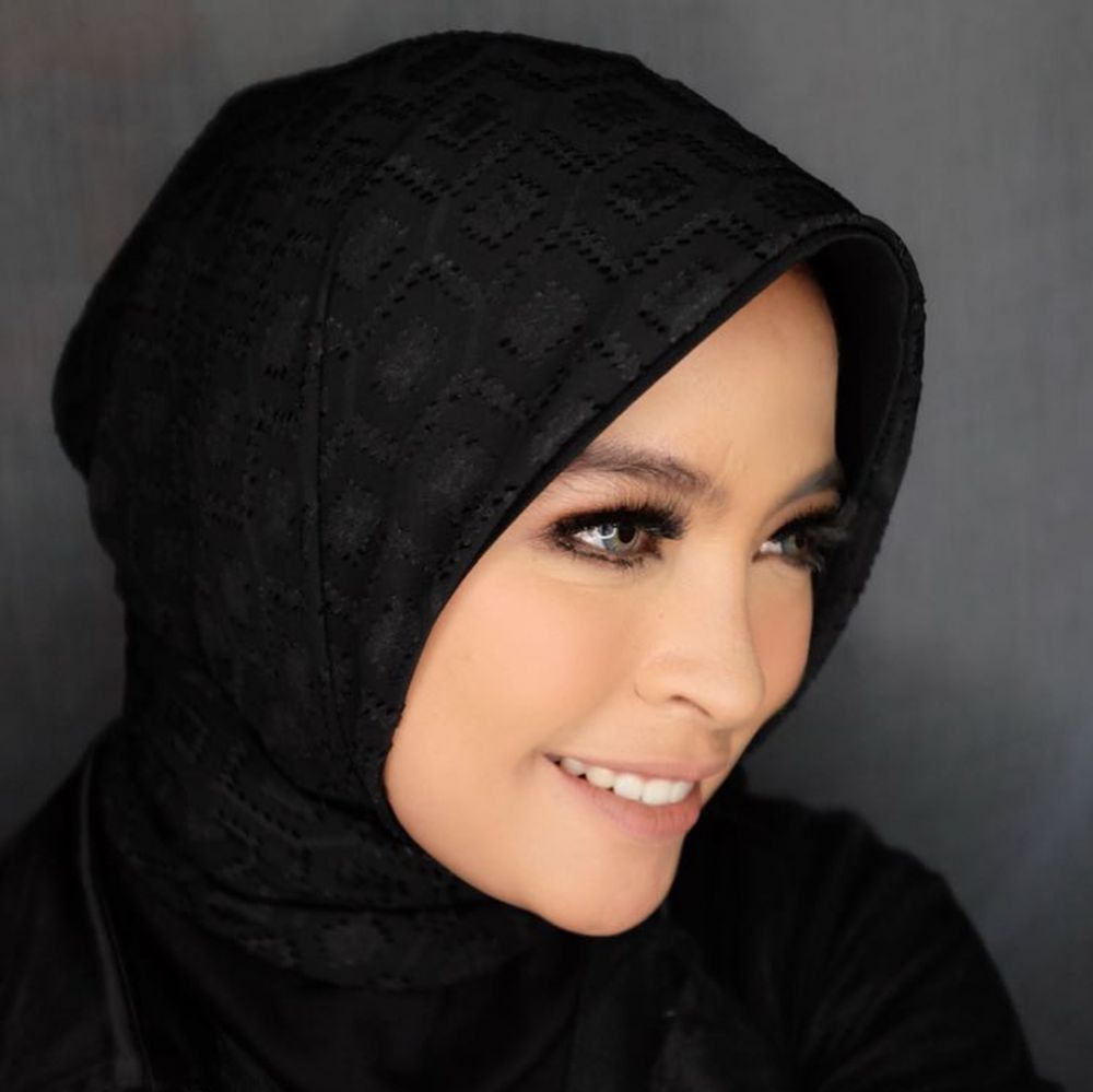 8 Gaya Tantri Kotak dengan hijab hitam, pesonanya misterius