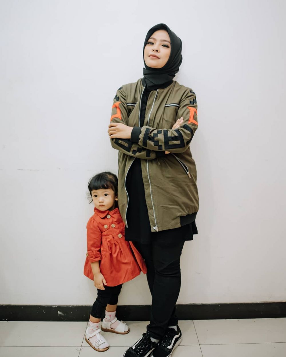 8 Gaya Tantri Kotak dengan hijab hitam, pesonanya misterius